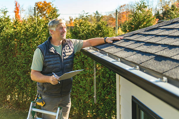 Professional Roofing technician working in Itasca, IL